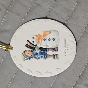☃️Berta Hummel ©️Goebel Oval 2002 Boy & Snowman Ornament